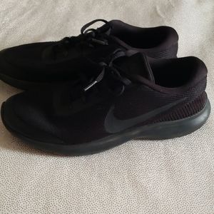 Black Nike tennis shoes